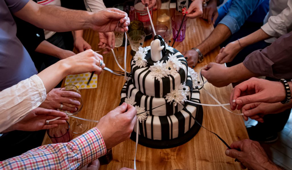 cake ribbon pulling tradition